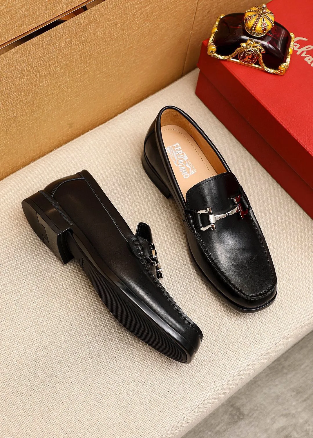 Men's shoes💰480💰 Product trademark: Ferragamo "Ferragamo" casual leather shoes Regular size: 38-44 (45🉑️customized) Product materials: Selected imported first-layer calfskin upper + original hardware buckle, imported water-dyed cowhide leather lining. Strong three-dimensional visual effect, rubber outsole Color: 1⃣️color optional
